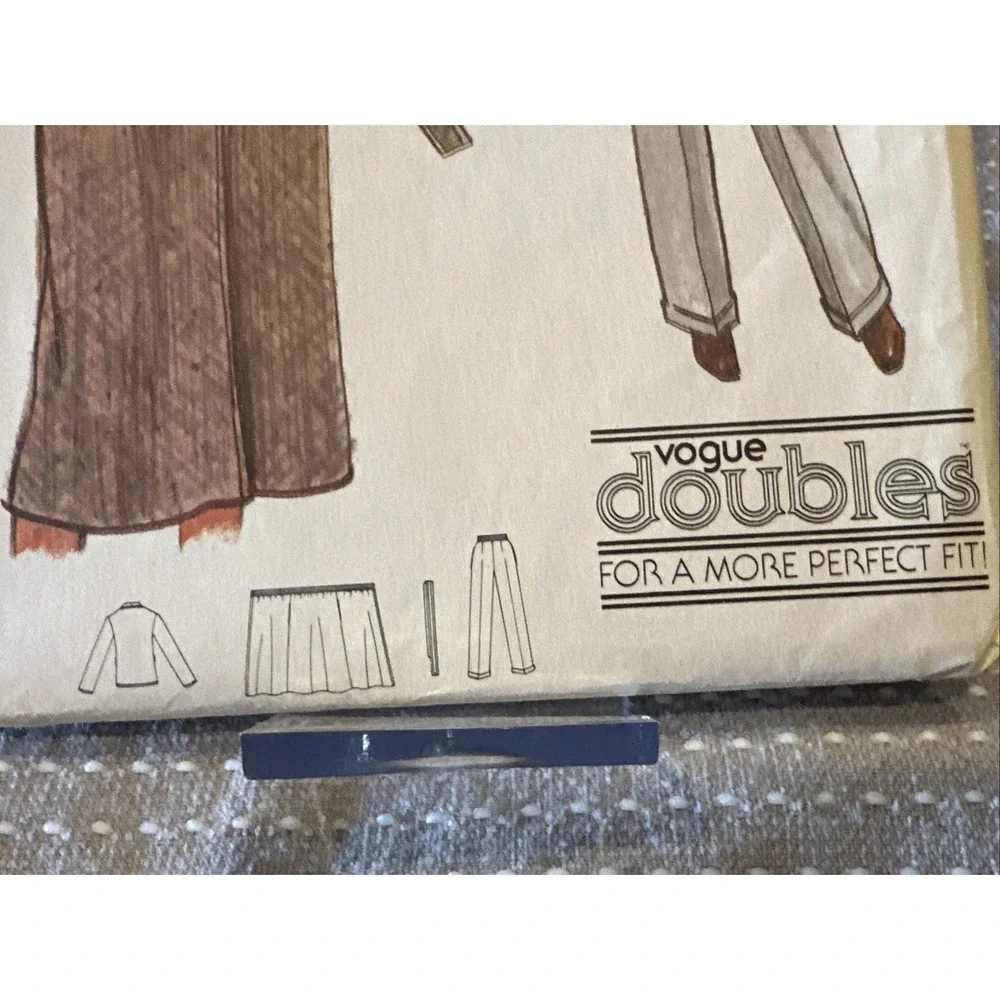 VINTAGE VOGUE PATTERN VERY EASY 7210 DOUBLES PERFECT FIT JACKET BELT SKIRT UNCUT